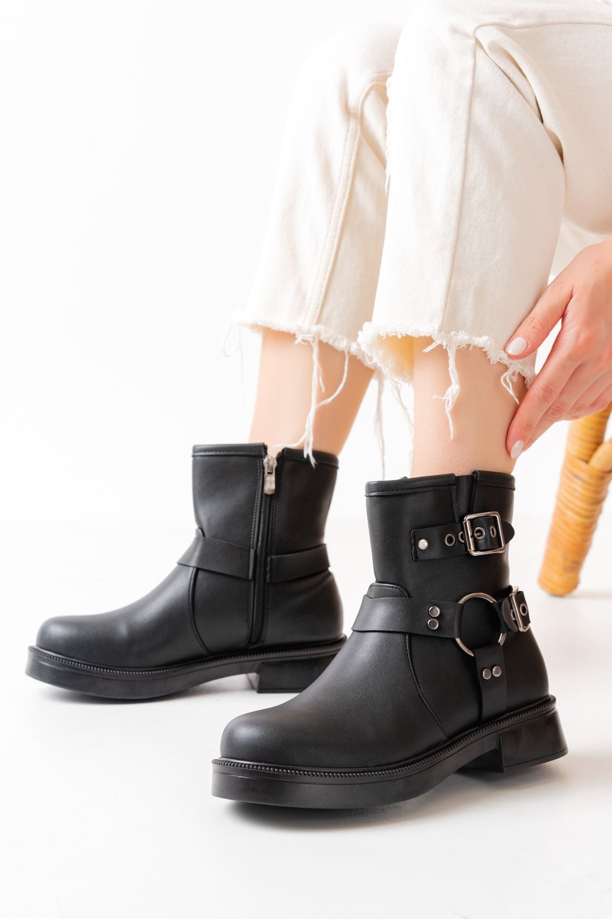 Alisa Siyah Toka Aksesuarlı Fermuarlı Kadın Bot