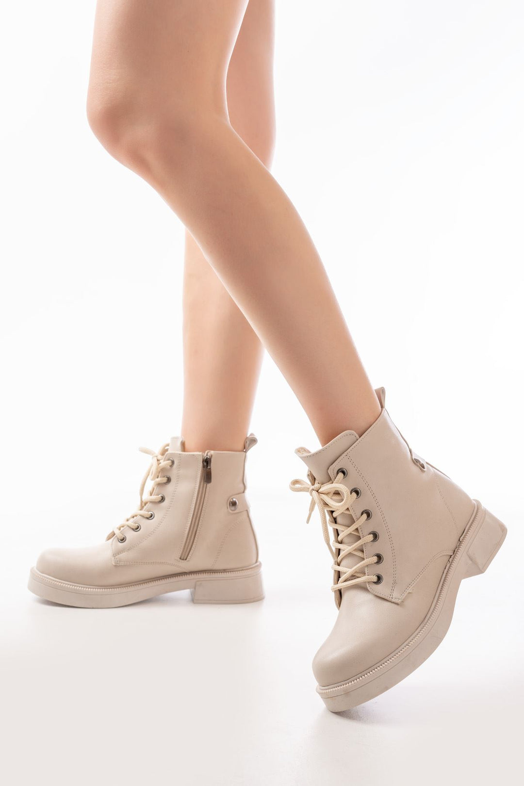 Fatenle Bej Galata Düz Topuklu Bağcıklı Fermuarlı Kadın Bot