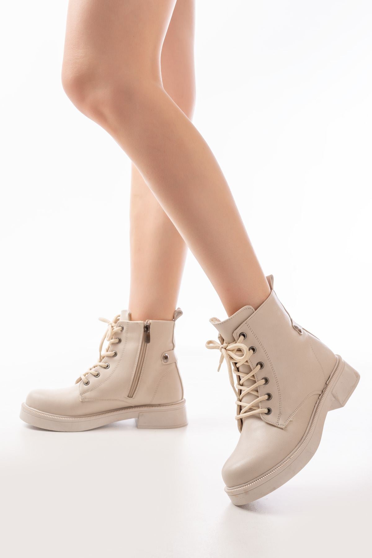 Fatenle Bej Galata Düz Topuklu Bağcıklı Fermuarlı Kadın Bot