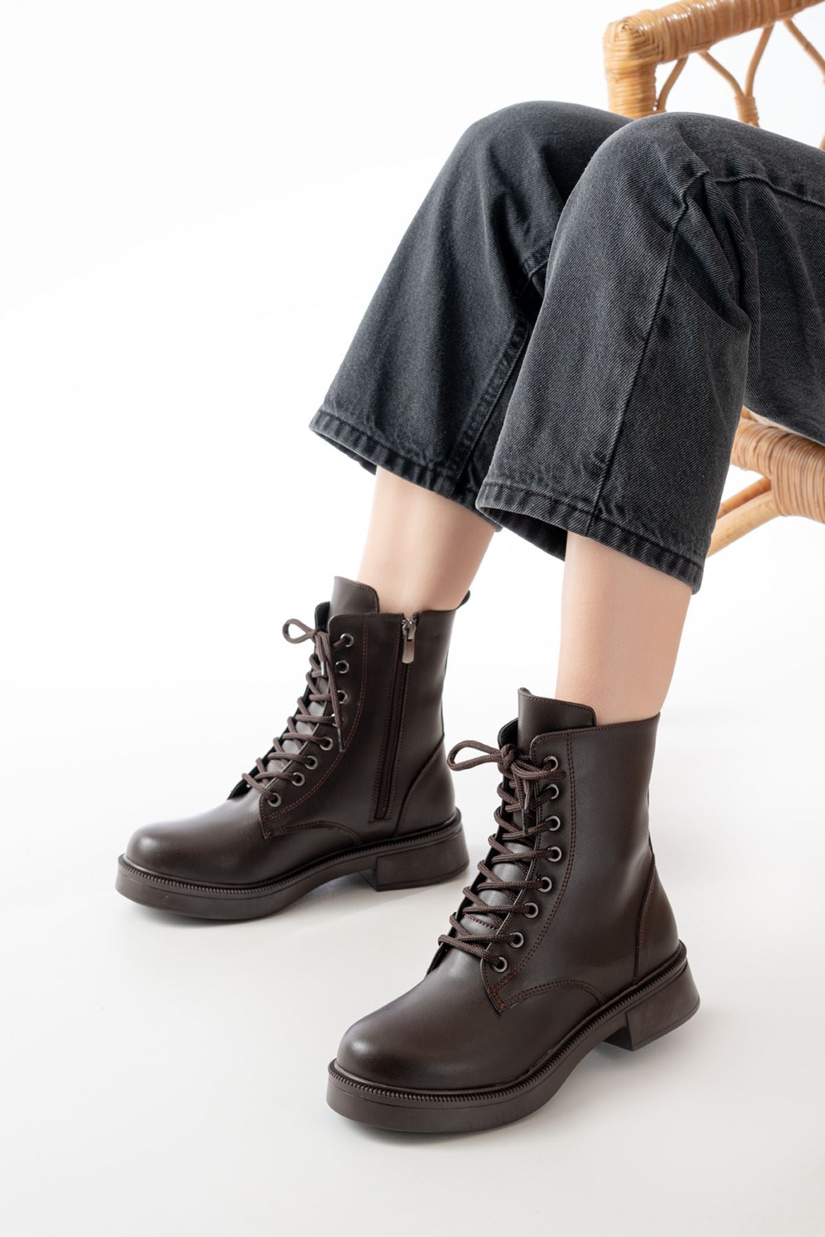 Fatenle Kahve Düz Topuklu Bağcıklı Fermuarlı Kadın Bot