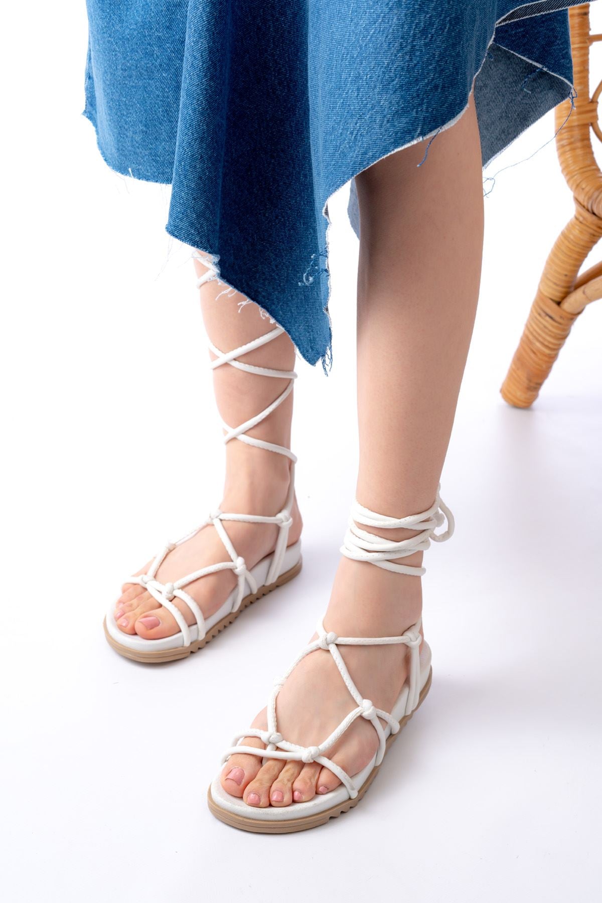 Elgan Beyaz Bilekten Bağcıklı Kadın Sandalet
