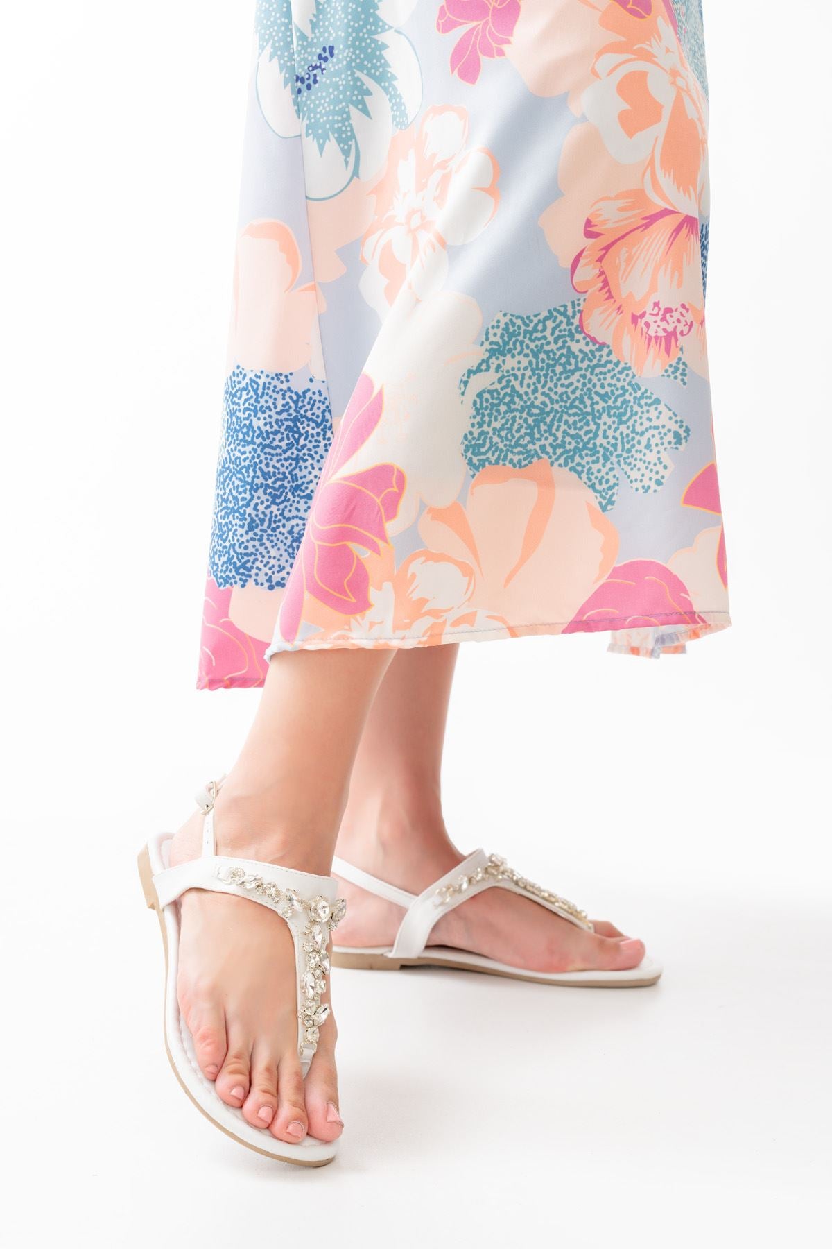 Bolvans Beyaz Gümüş Taşlı Parmak Arası Kadın Sandalet