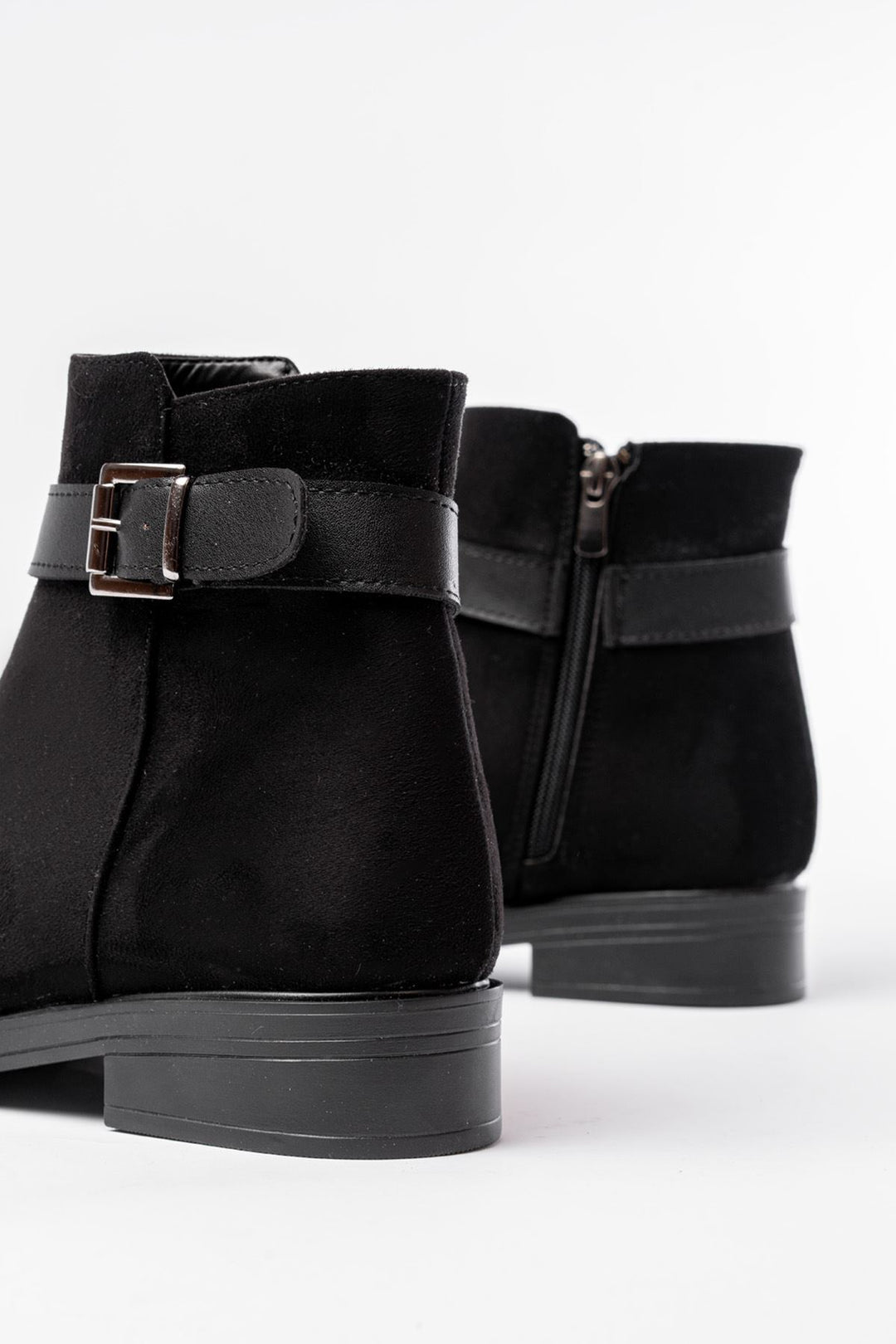 Alena Siyah Süet Toka Aksesuarlı Fermuarlı Kadın Bot