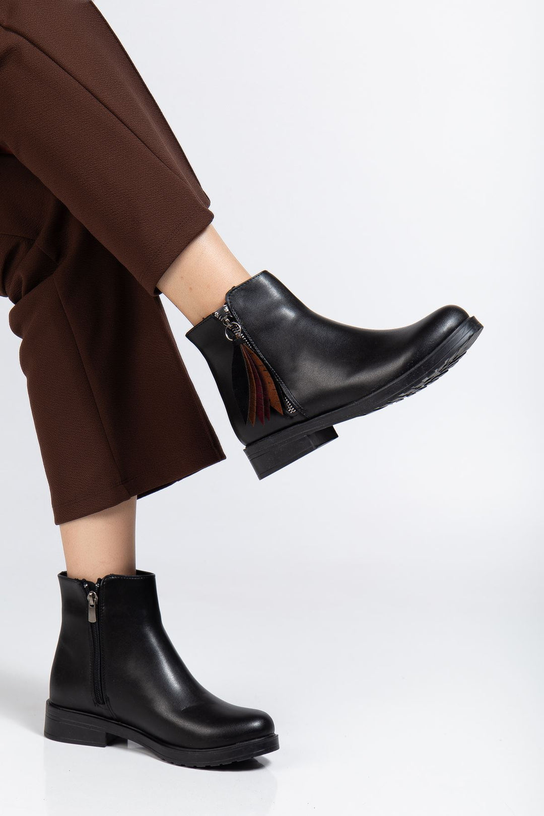 Alenyaz  Siyah Cilt Yaprak Desenli Fermuarlı Kadın Bot