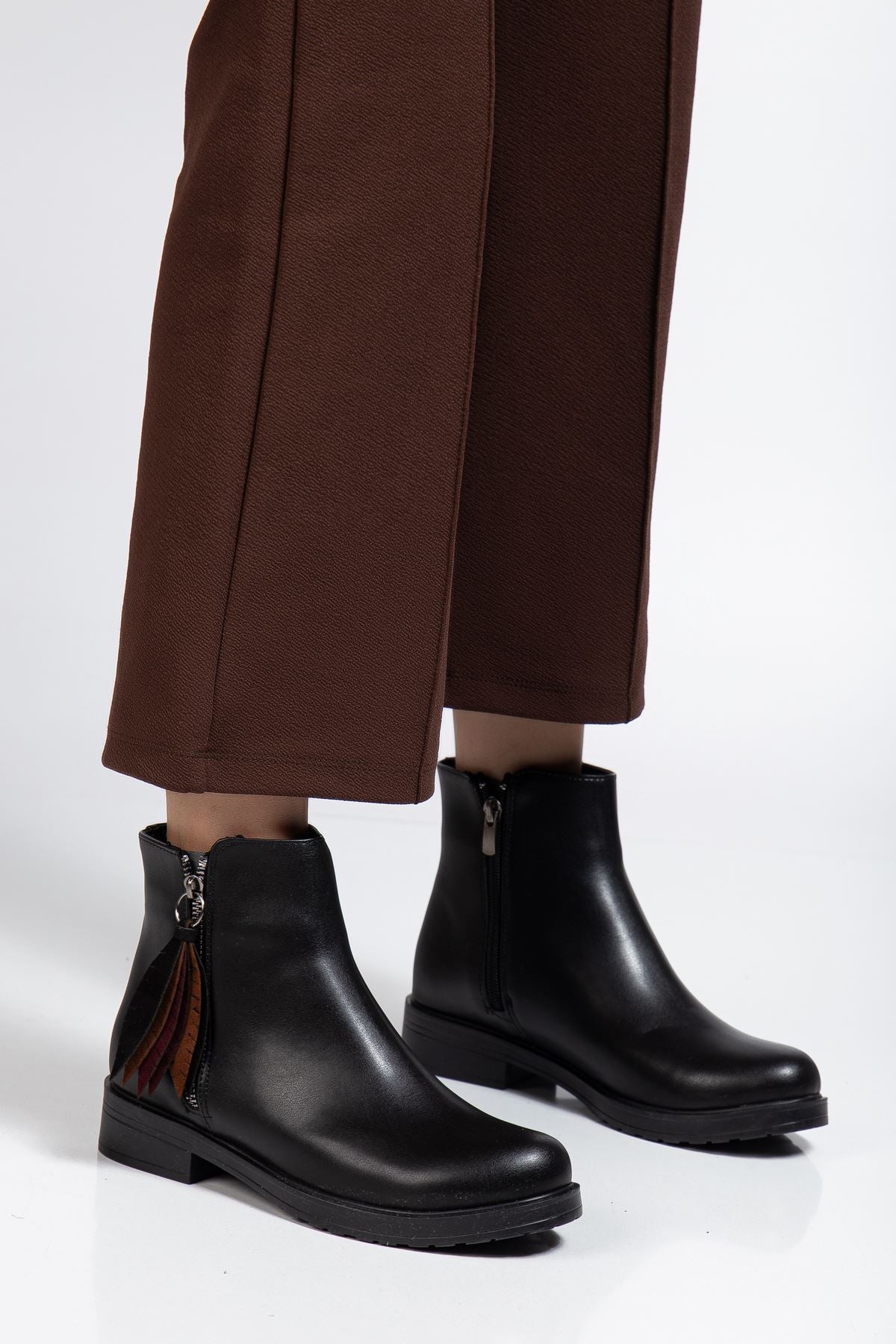 Alenyaz  Siyah Cilt Yaprak Desenli Fermuarlı Kadın Bot