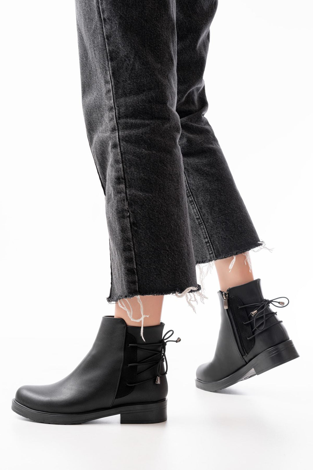 Sankle Siyah Arka Bağcık Aksesuarlı Fermuarlı Kadın Bot