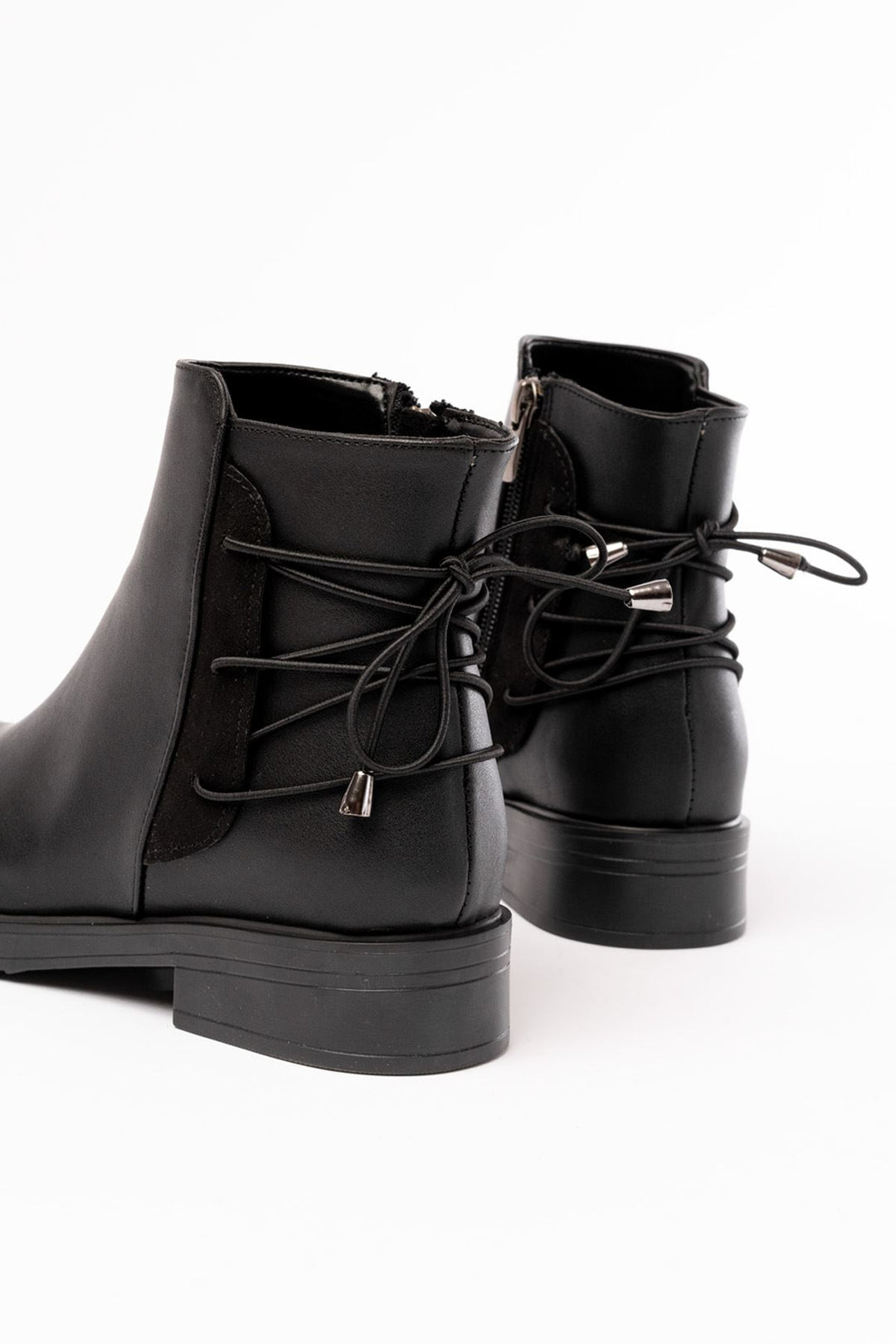 Sankle Siyah Arka Bağcık Aksesuarlı Fermuarlı Kadın Bot