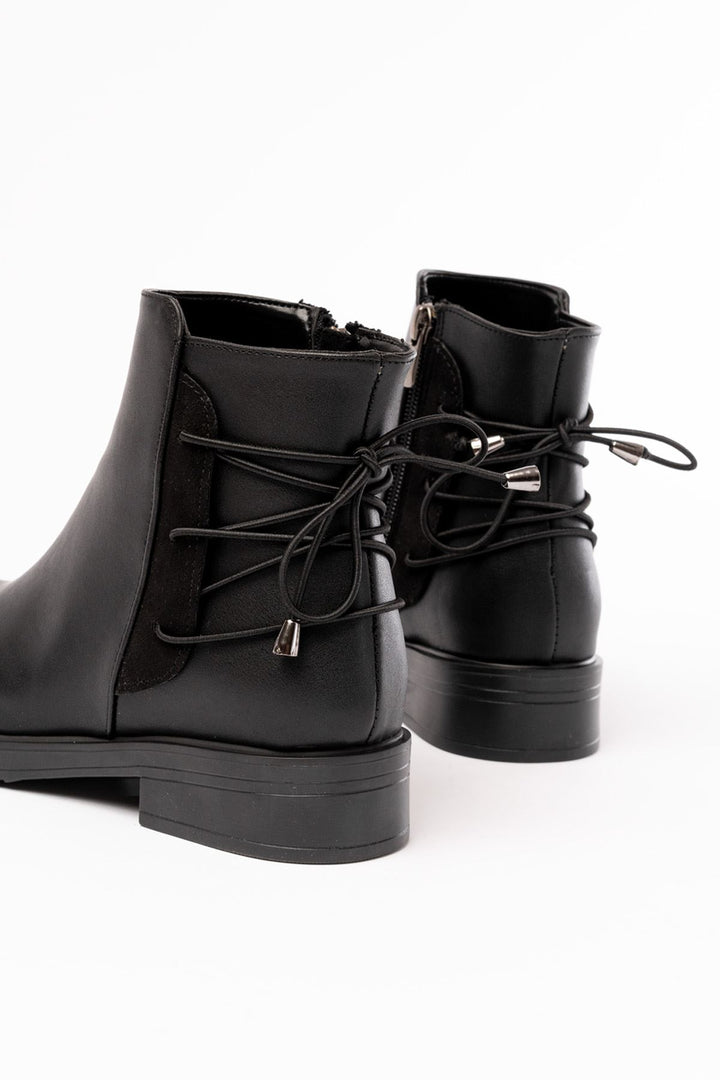Sankle Siyah Arka Bağcık Aksesuarlı Fermuarlı Kadın Bot