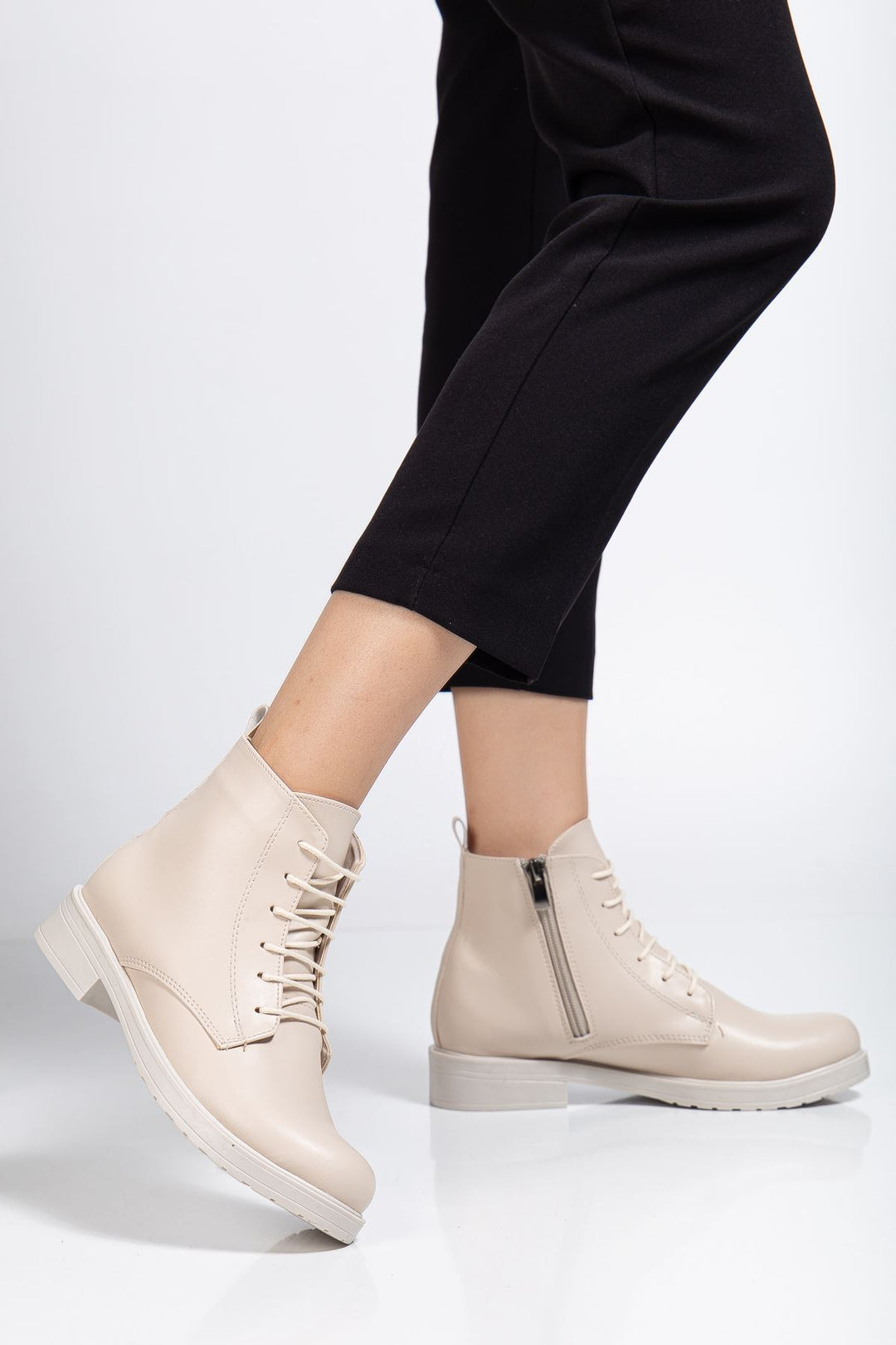 Garsu Bej Bağcıklı Fermuarlı Kadın Bot