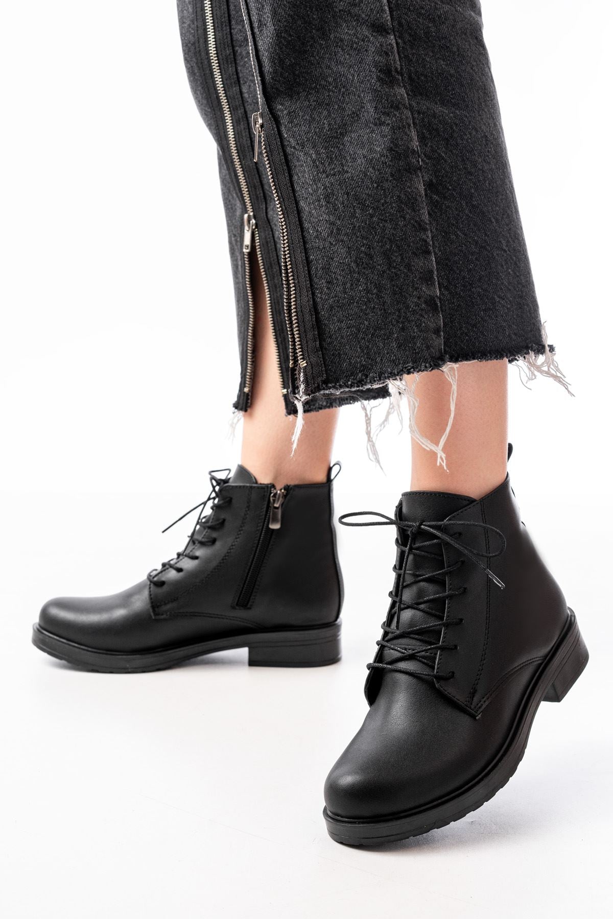Garsu Siyah Bağcıklı Fermuarlı Kadın Bot