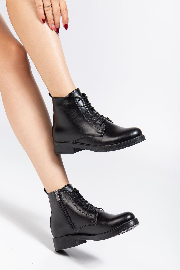 Garsu Siyah Yanki Bağcıklı Fermuarlı Kadın Bot