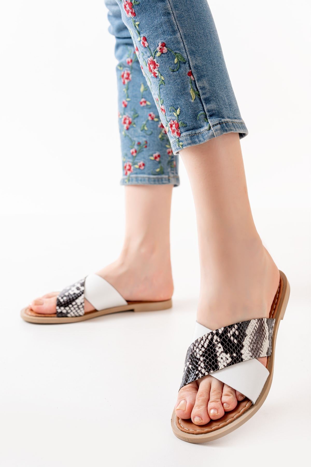 Numba Beyaz Hakiki Deri Çapraz Bantlı Kadın Terlik