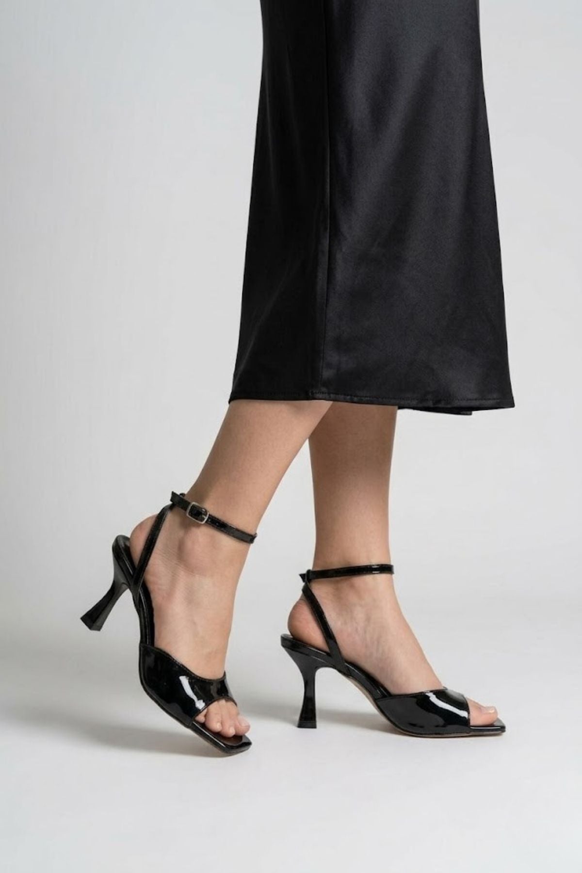 Soha Kadın Siyah Rugan Bilekten Kemerli Topuklu Ayakkabı