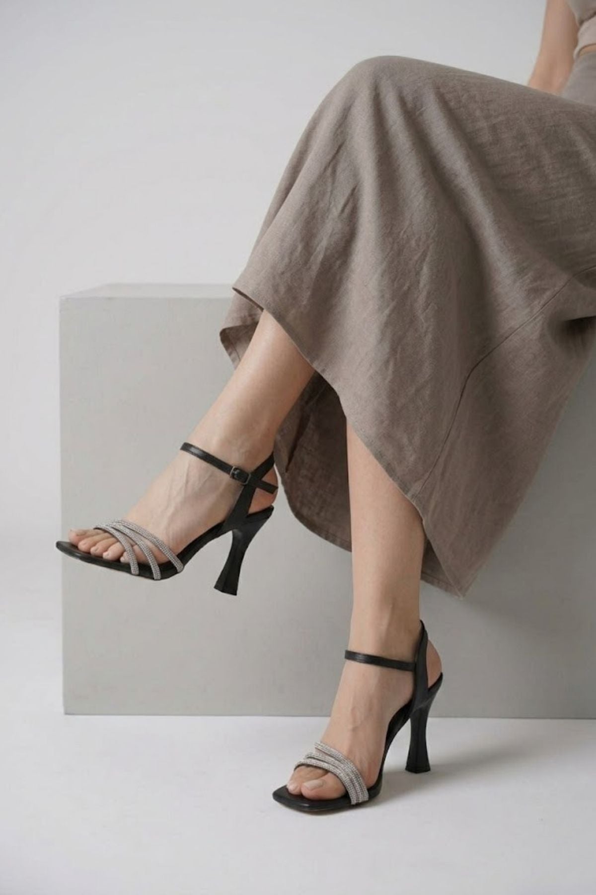 Karla Kadın Siyah Taş Detaylı İnce Bantlı Sandalet