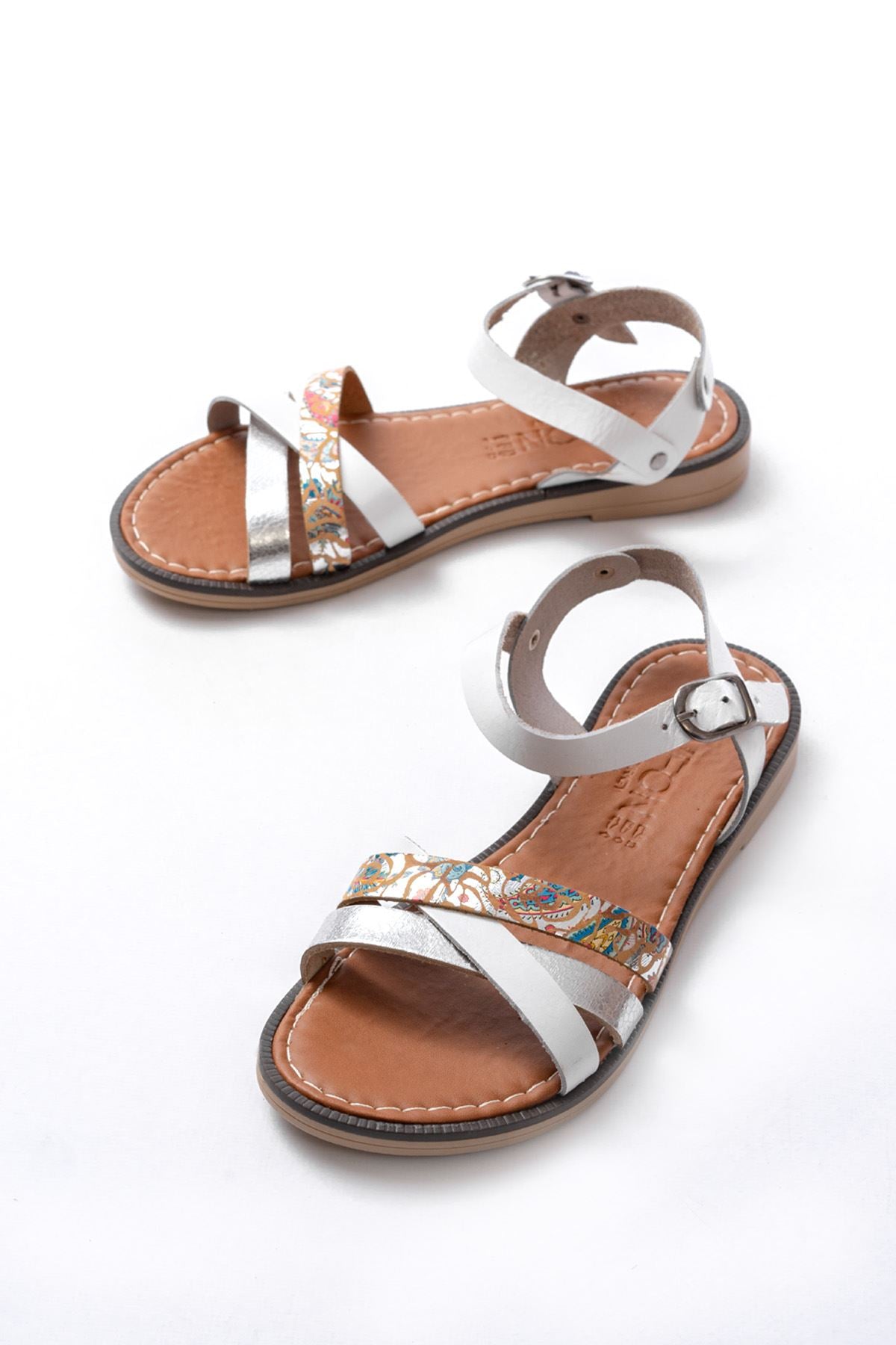 Camerus Beyaz Garni Hakiki Deri Kadın Sandalet