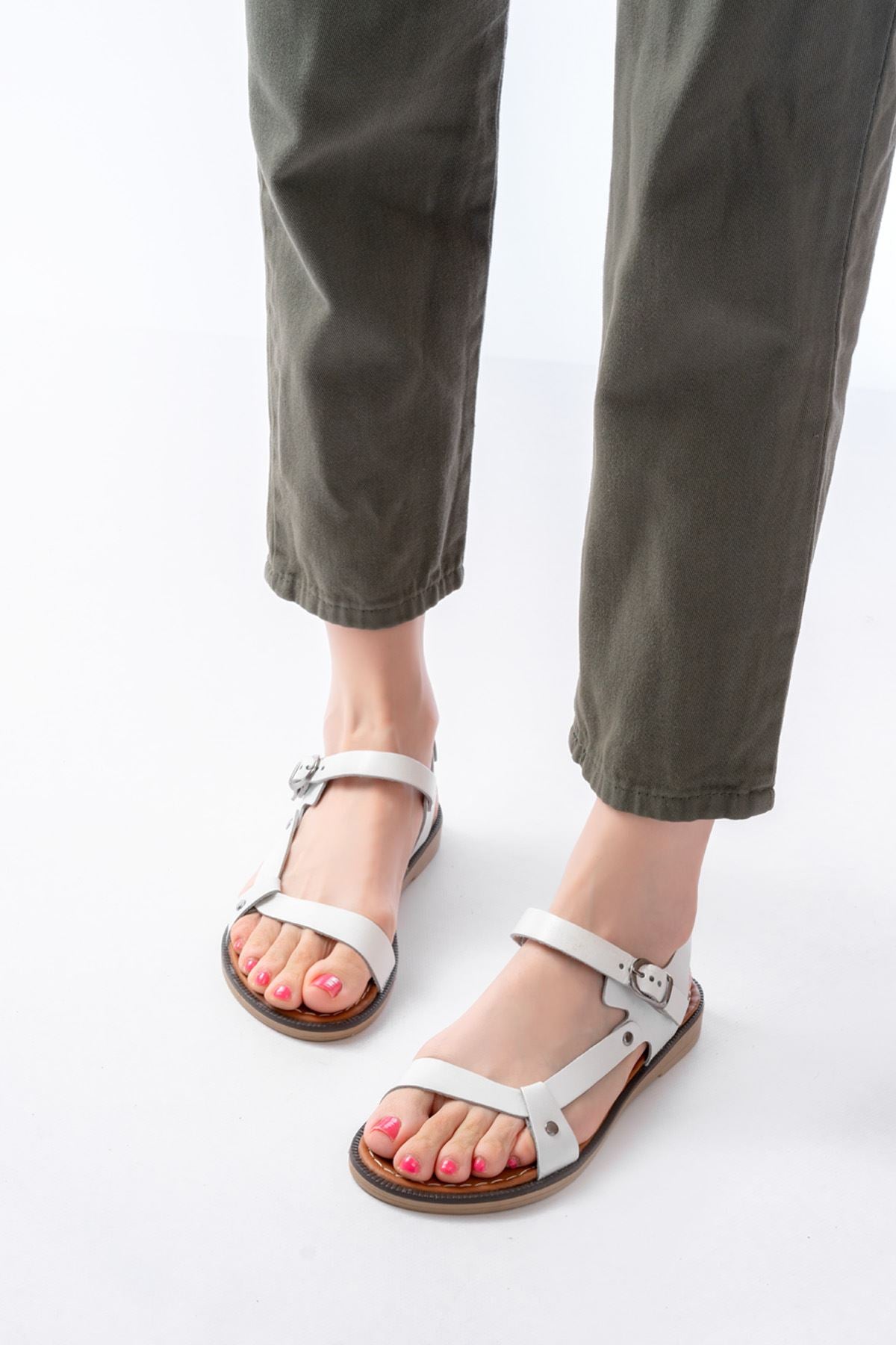 Soyvert Beyaz Hakiki Deri Tokalı Kadın Sandalet