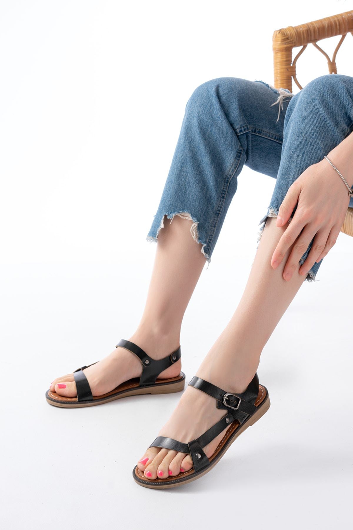 Soyvert Siyah Hakiki Deri Tokalı Kadın Sandalet