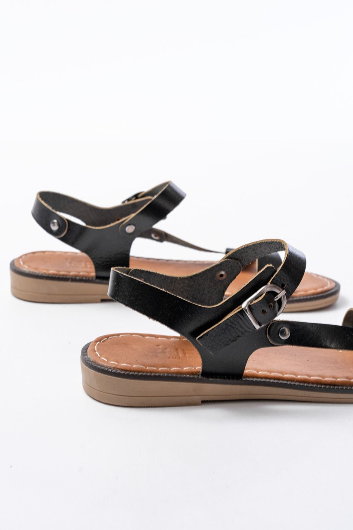 Soyvert Siyah Hakiki Deri Tokalı Kadın Sandalet