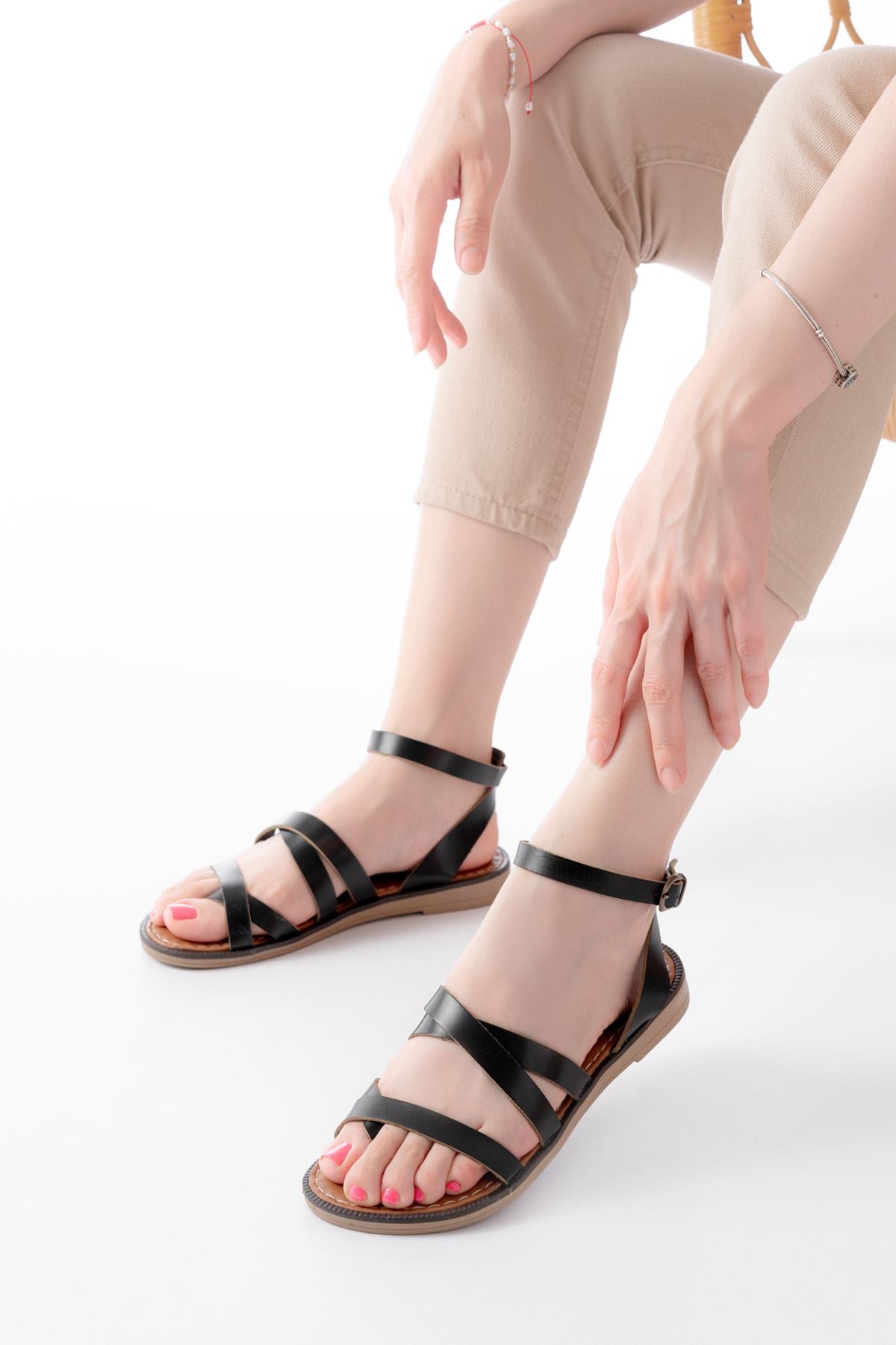 Monela Siyah Hakiki Deri Tokalı Parmak Arası Kadın Sandalet