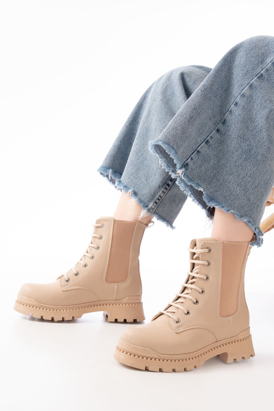 Hendy Bej Düz Topuklu Bağcıklı Lastikli Kadın Bot