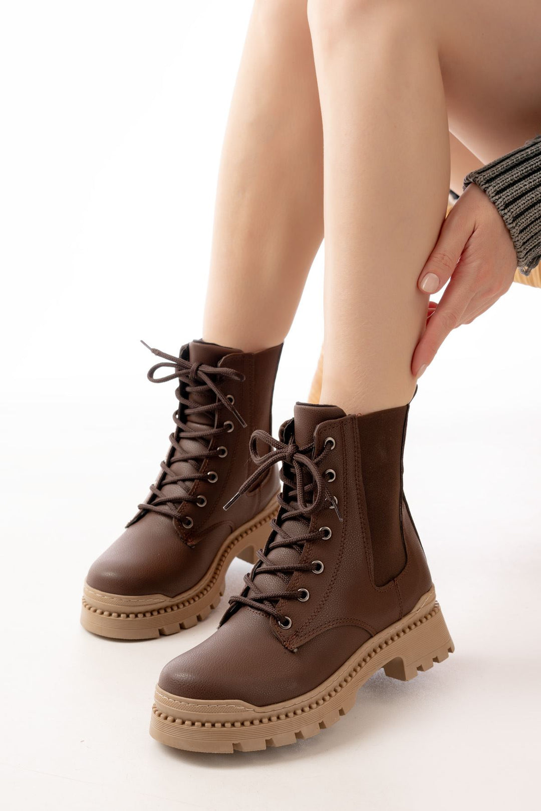 Hendy Kahverengi Düz Topuklu Bağcıklı Lastikli Kadın Bot