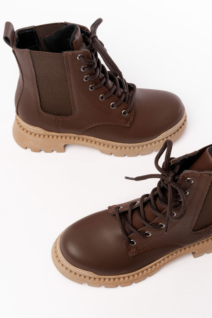 Hendy Kahverengi Düz Topuklu Bağcıklı Lastikli Kadın Bot