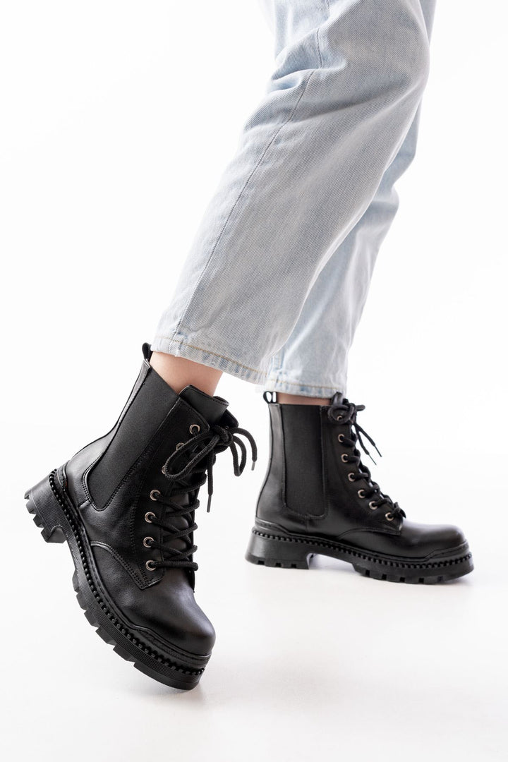 Hendy Siyah Cilt Düz Topuklu Bağcıklı Lastikli Kadın Bot