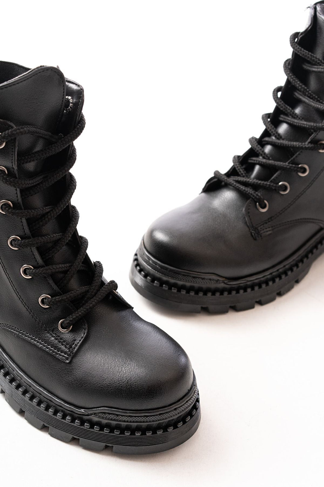 Hendy Siyah Cilt Düz Topuklu Bağcıklı Lastikli Kadın Bot