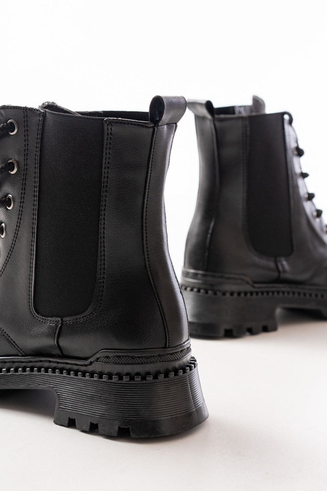 Hendy Siyah Cilt Düz Topuklu Bağcıklı Lastikli Kadın Bot