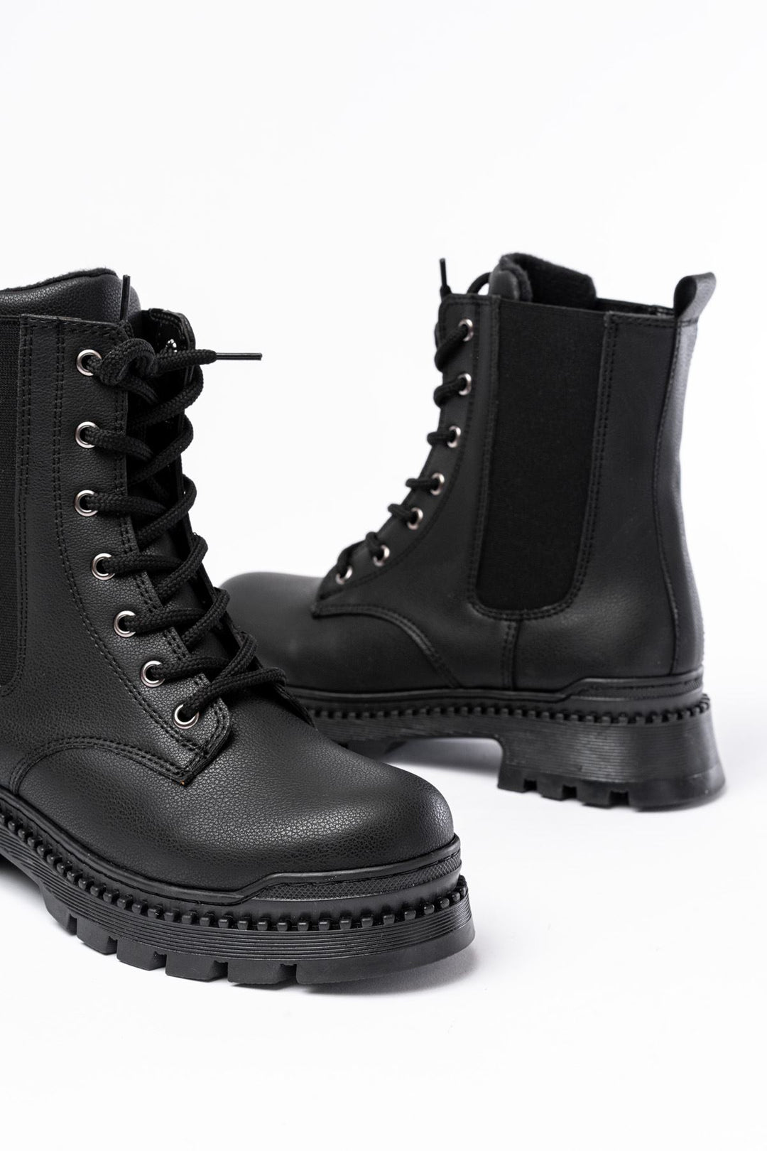 Hendy Siyah Luna Düz Topuklu Bağcıklı Lastikli Kadın Bot