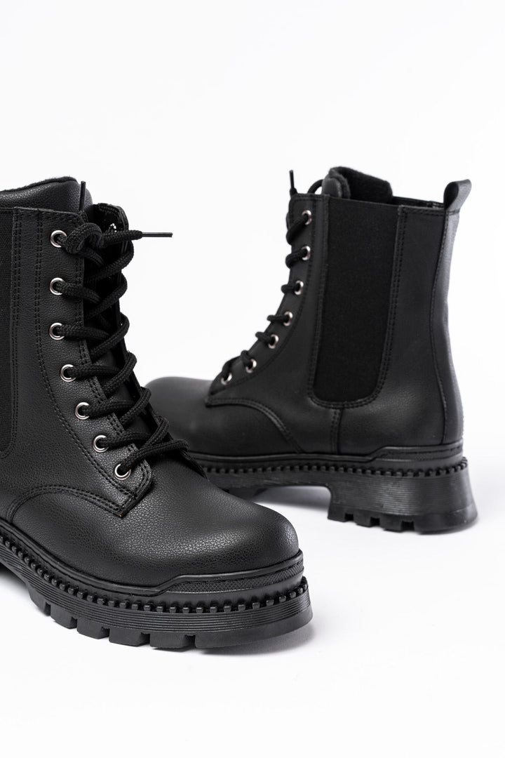 Hendy Siyah Luna Düz Topuklu Bağcıklı Lastikli Kadın Bot