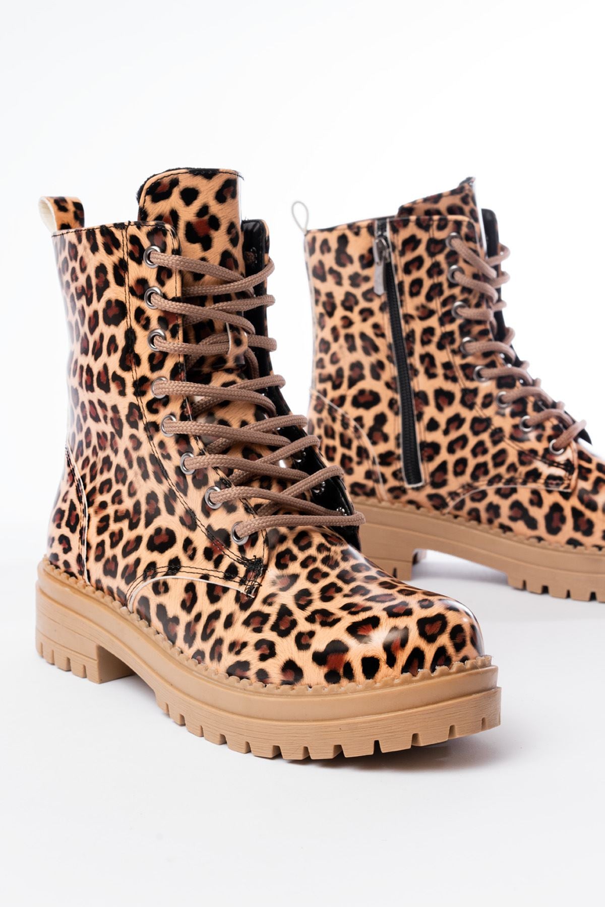 Maber Parlak Leopar Bağcıklı Fermuarlı Kadın Bot
