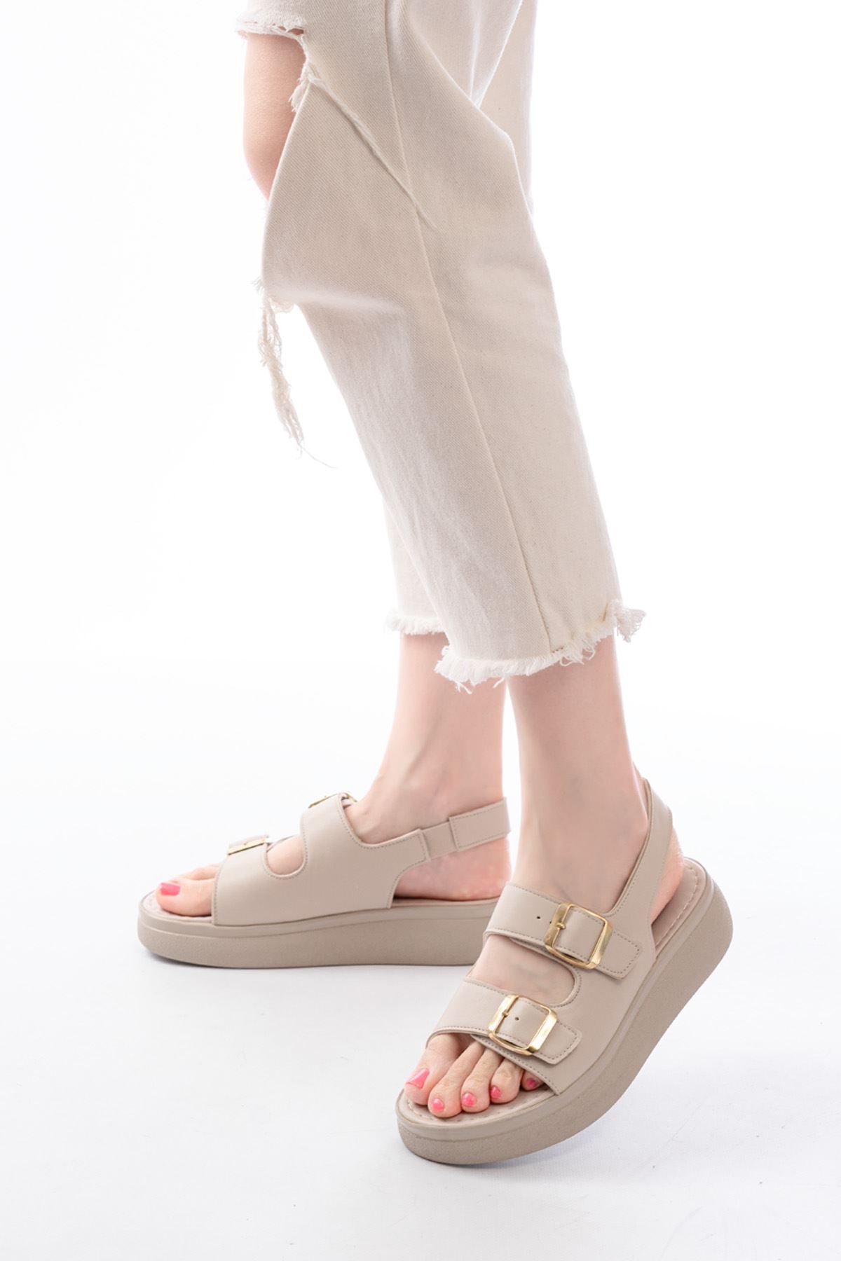 Lamers Bej Dolgu Topuk Toka Aksesuarlı Kadın Sandalet