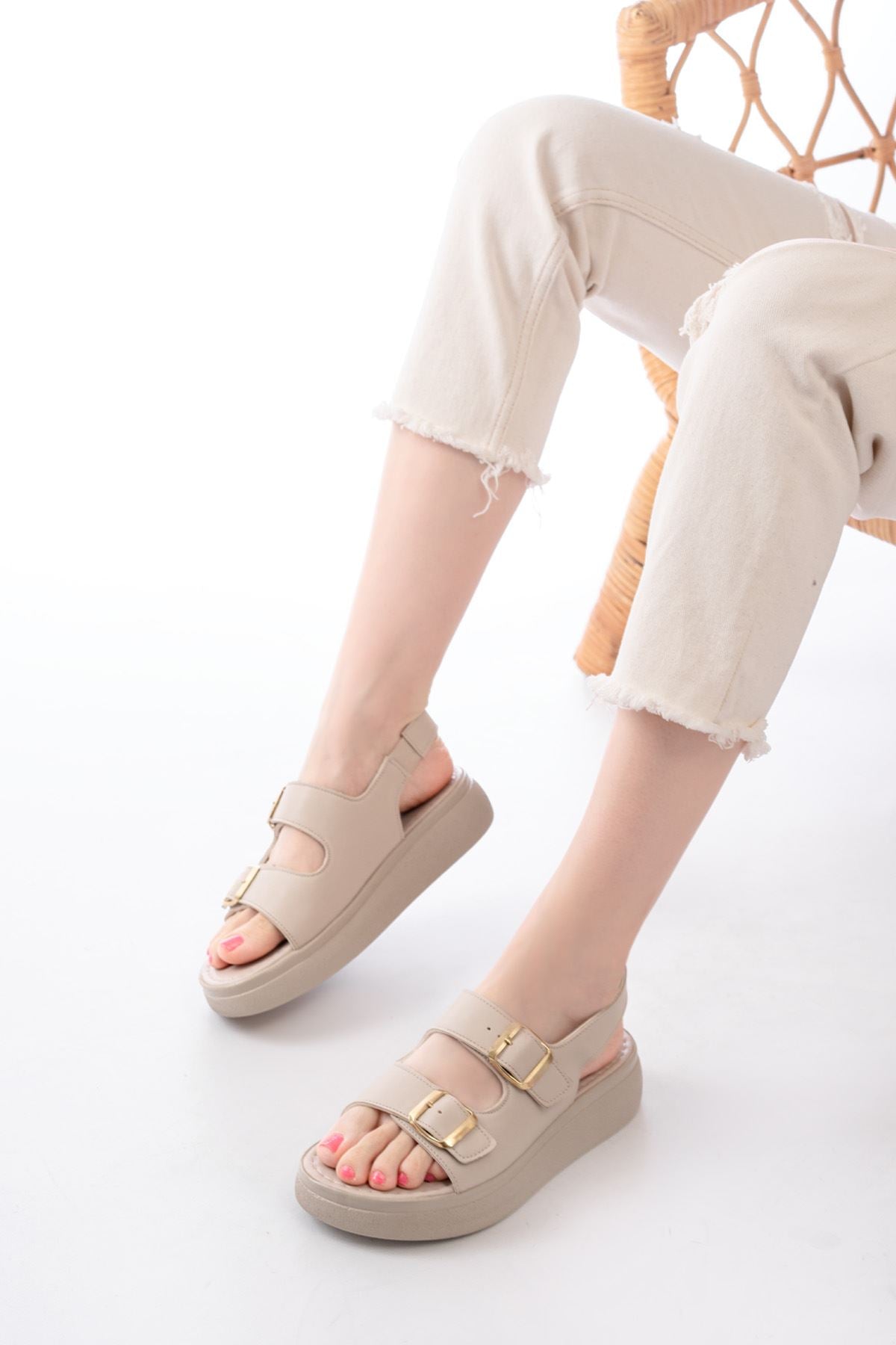 Lamers Bej Dolgu Topuk Toka Aksesuarlı Kadın Sandalet