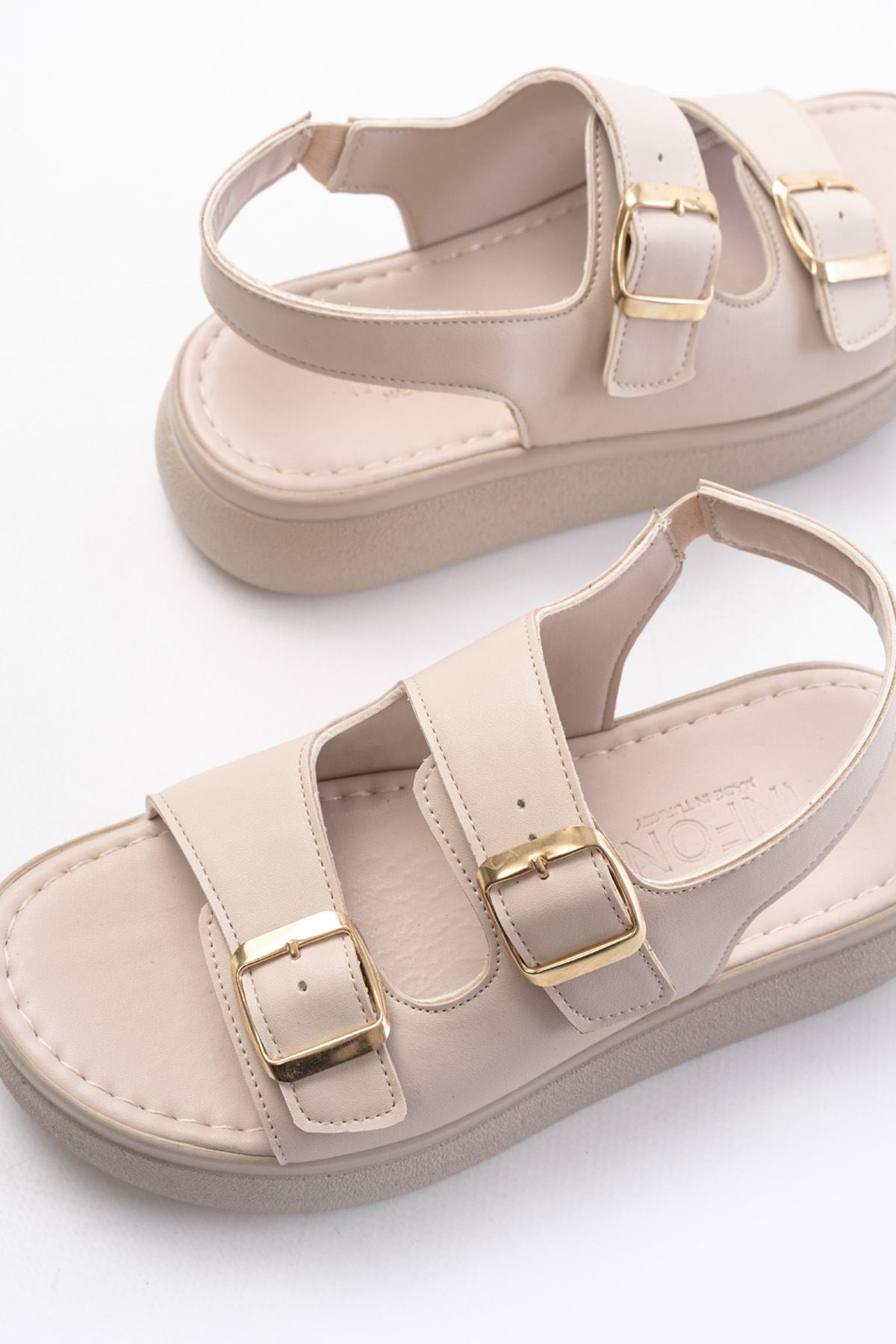 Lamers Bej Dolgu Topuk Toka Aksesuarlı Kadın Sandalet