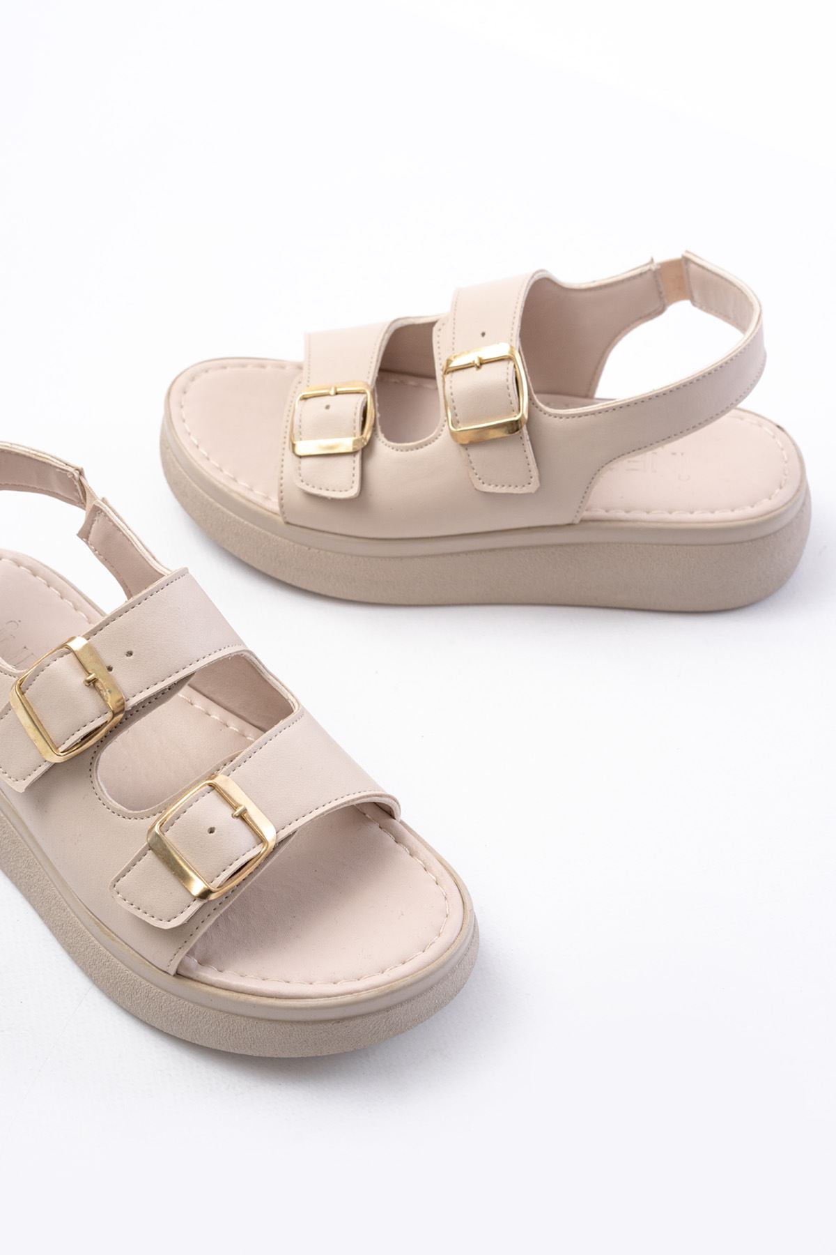 Lamers Bej Dolgu Topuk Toka Aksesuarlı Kadın Sandalet