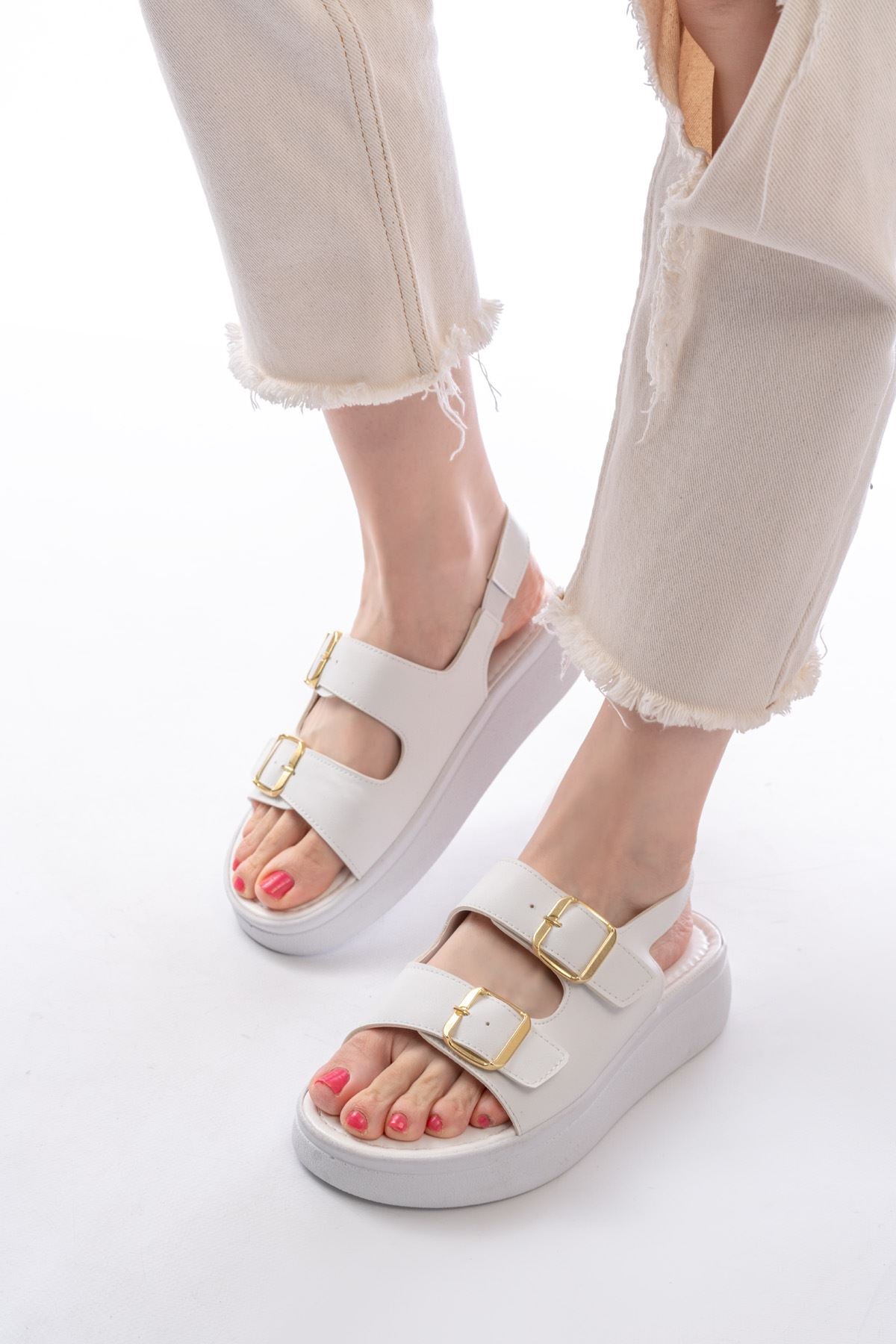 Lamers Beyaz Dolgu Topuk Toka Aksesuarlı Kadın Sandalet