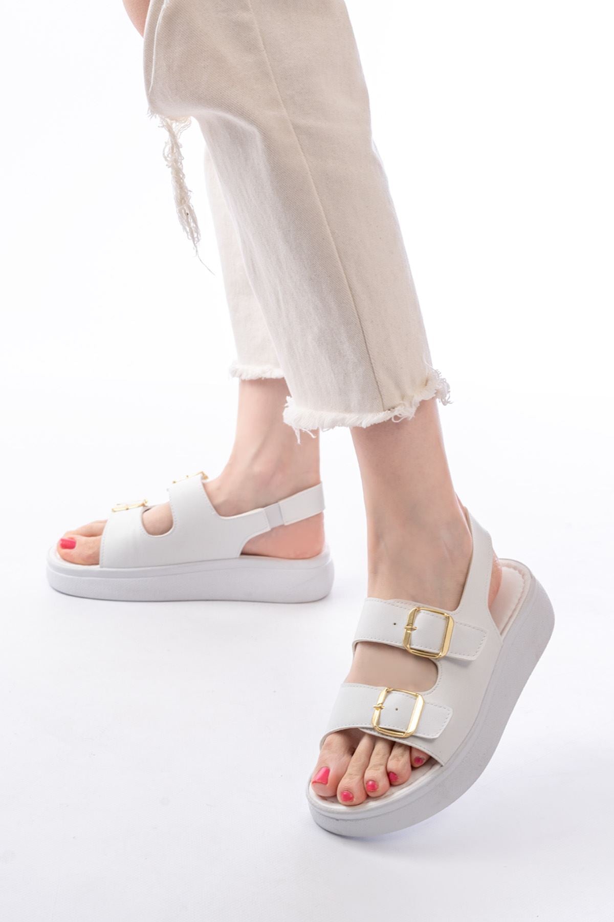 Lamers Beyaz Dolgu Topuk Toka Aksesuarlı Kadın Sandalet