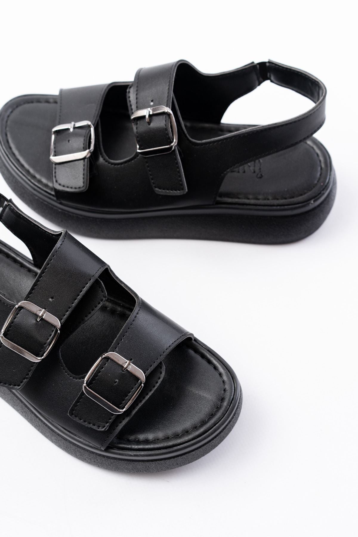 Lamers Siyah Dolgu Topuk Toka Aksesuarlı Kadın Sandalet