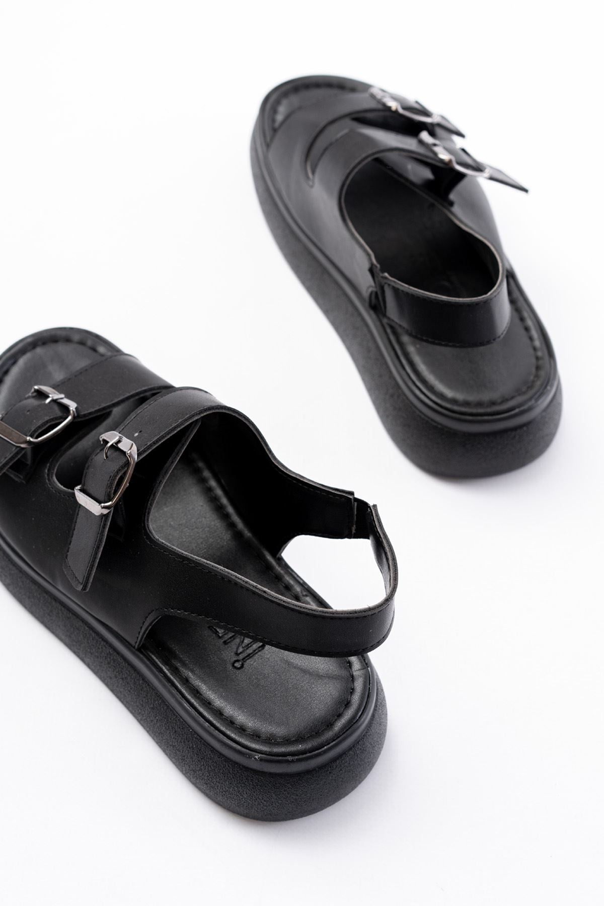 Lamers Siyah Dolgu Topuk Toka Aksesuarlı Kadın Sandalet