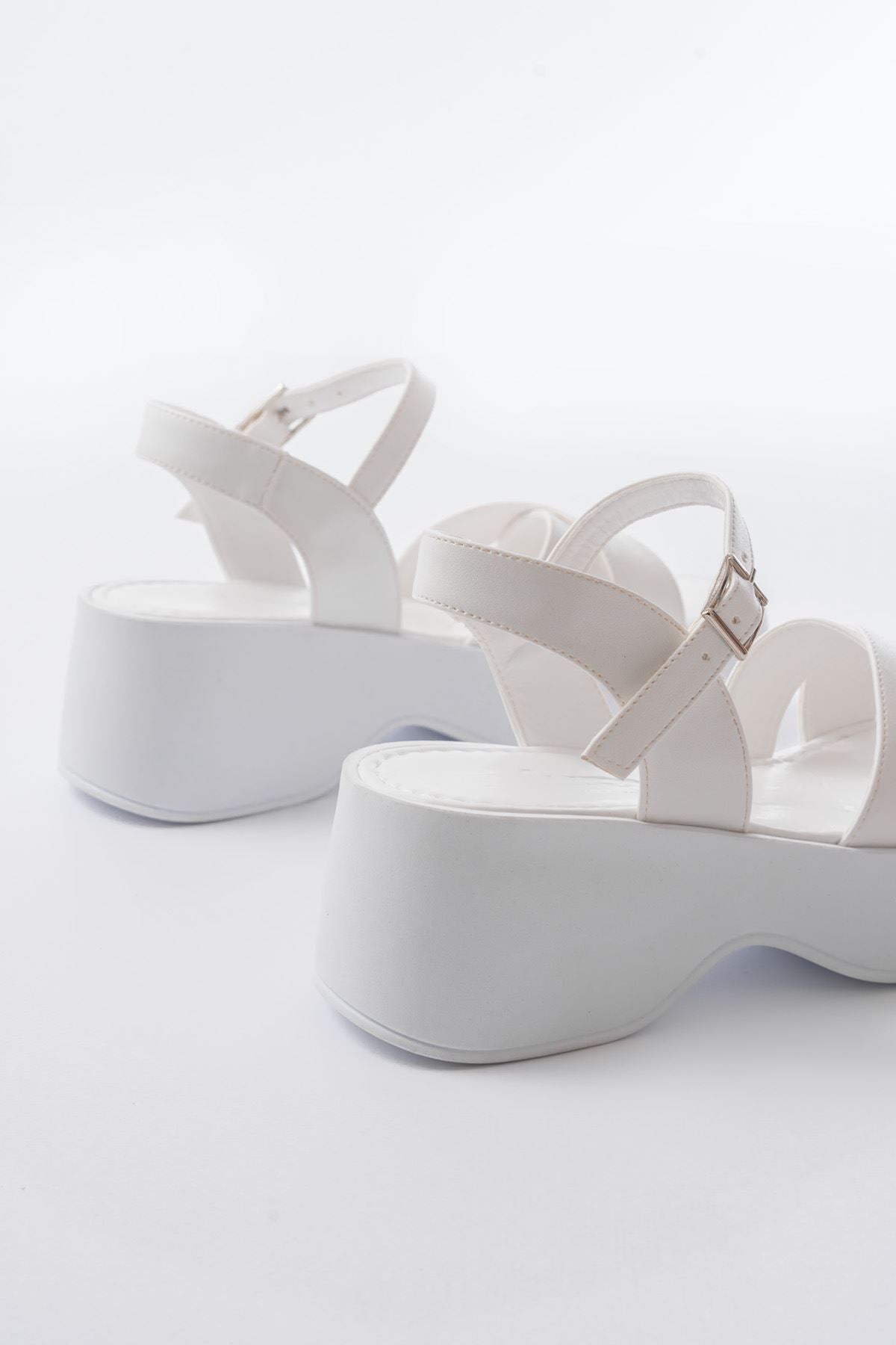 Efgün Beyaz Çapraz Dolgu Topuk Kadın Sandalet
