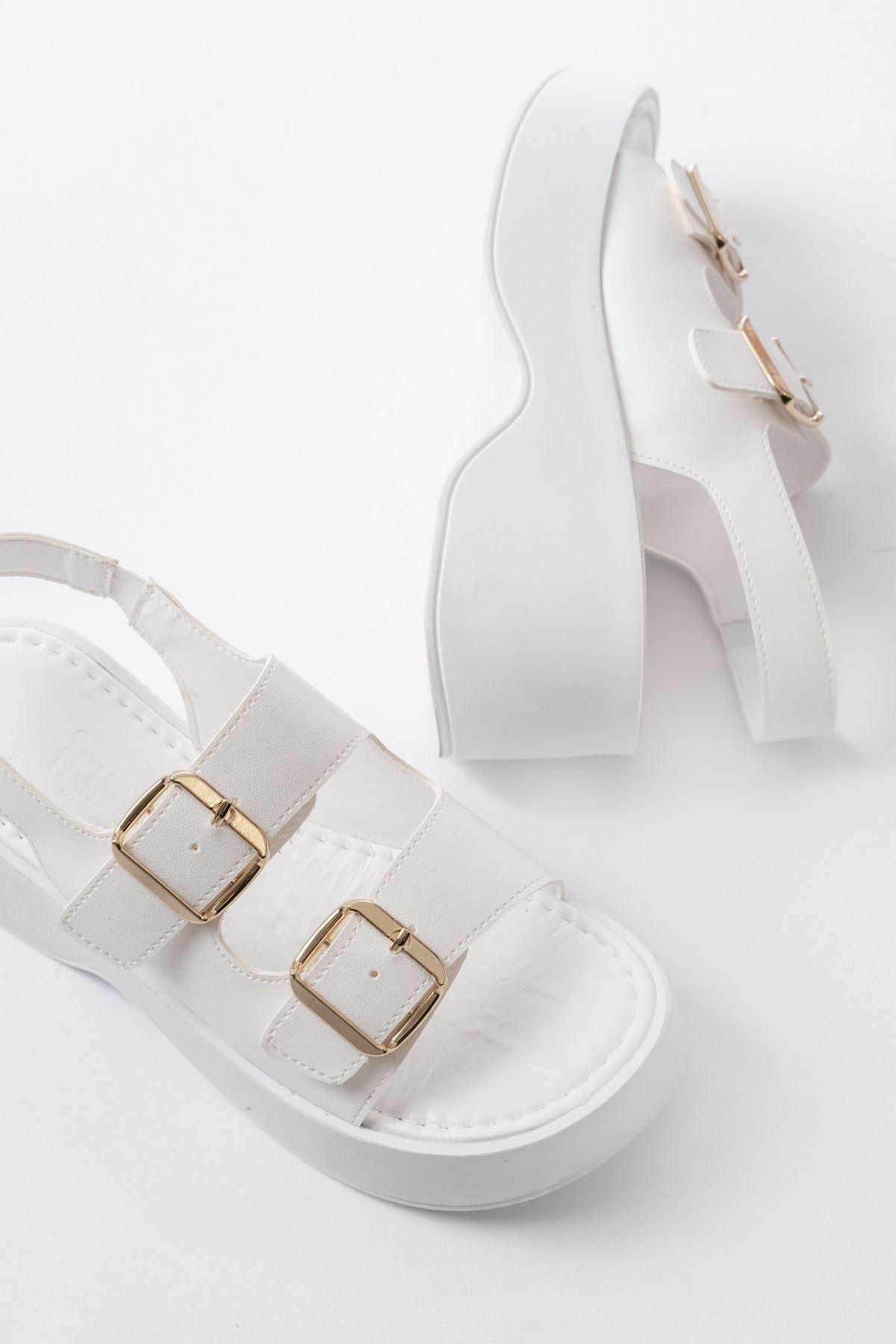 Funyar Beyaz Tokalı Dolgu Topuk Kadın Sandalet