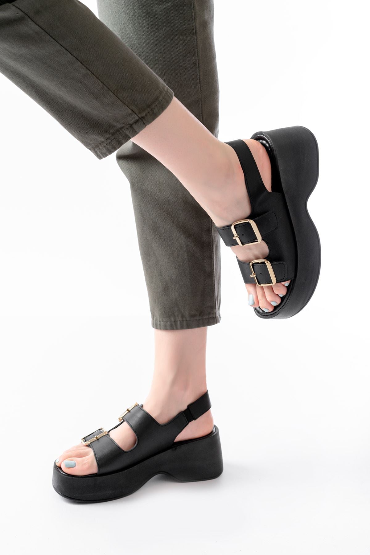 Funyar Siyah Tokalı Dolgu Topuk Kadın Sandalet