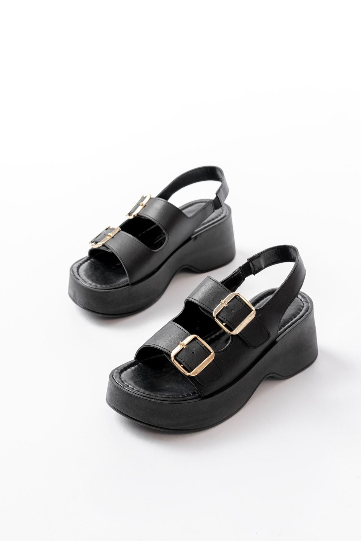 Funyar Siyah Tokalı Dolgu Topuk Kadın Sandalet