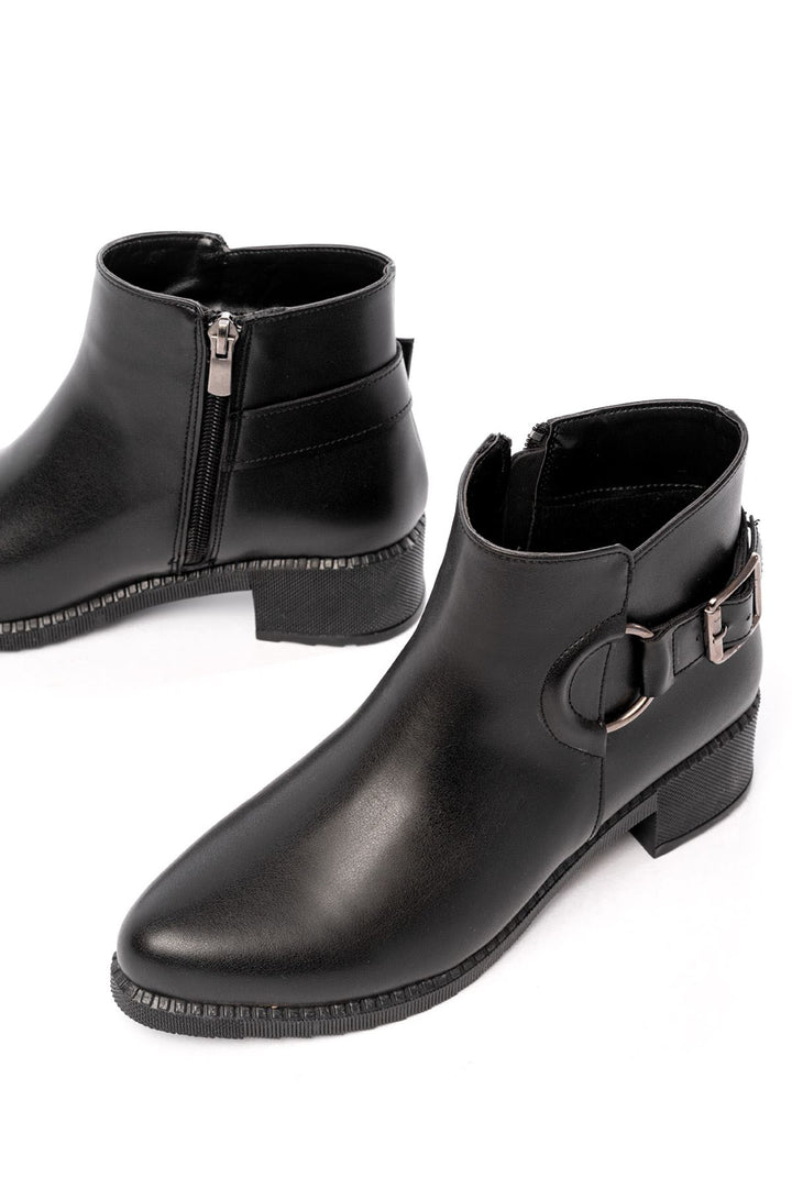 Afraz Siyah Toka Aksesuarlı Fermuarlı Kadın Bot