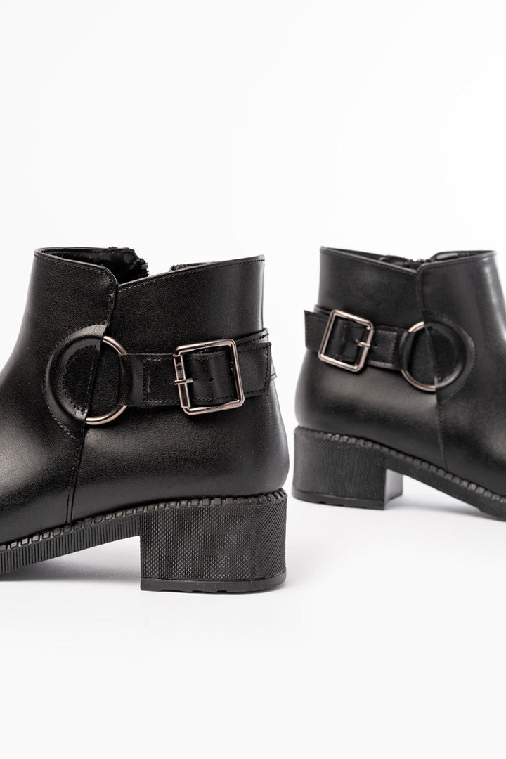 Afraz Siyah Toka Aksesuarlı Fermuarlı Kadın Bot