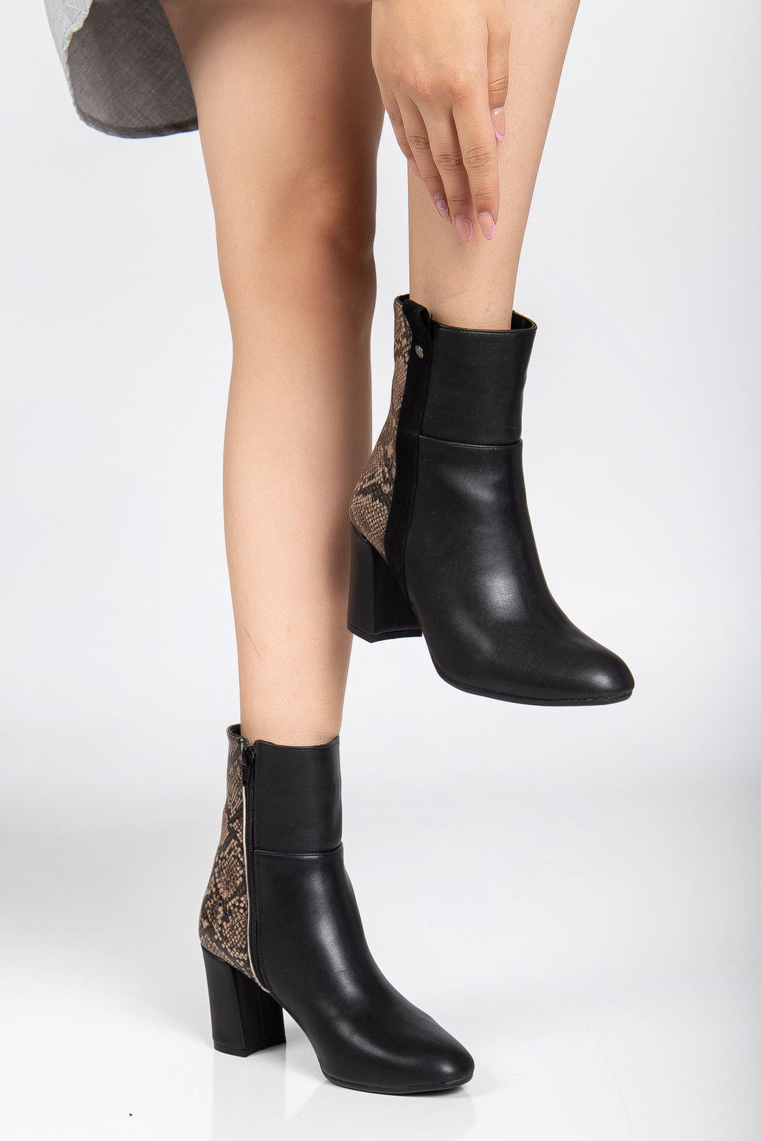 Felin Siyah Yılan Desenli Kadın Topuklu Bot
