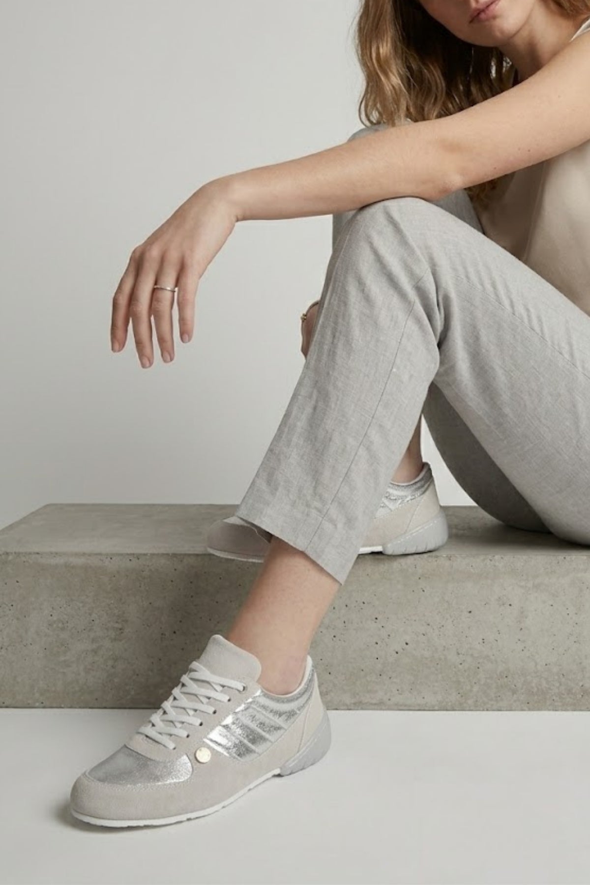 Jawen Kadın Gri Nubuk Gümüş Detaylı Spor Ayakkabı