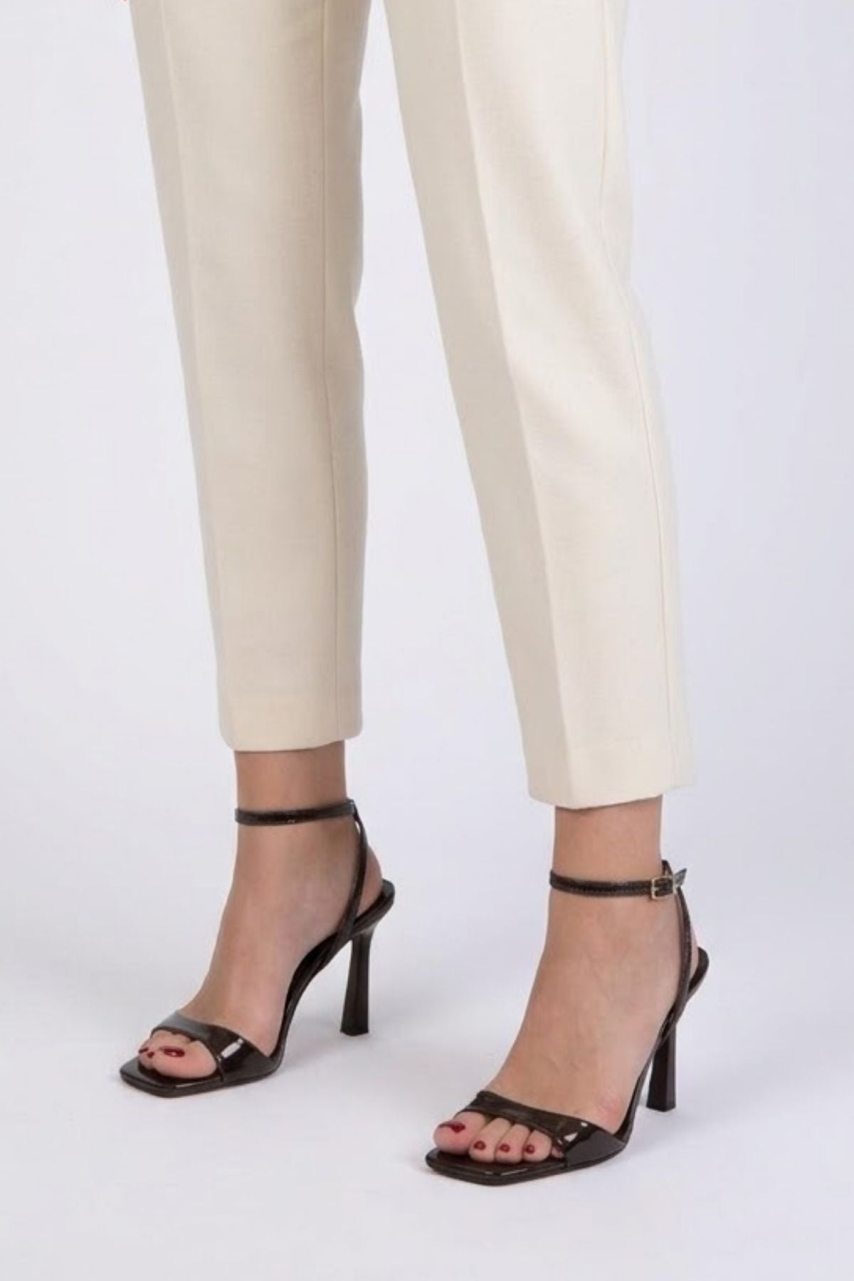 Jowin Kadın Kahve Rugan Bilekten Kemerli Topuklu Ayakkabı