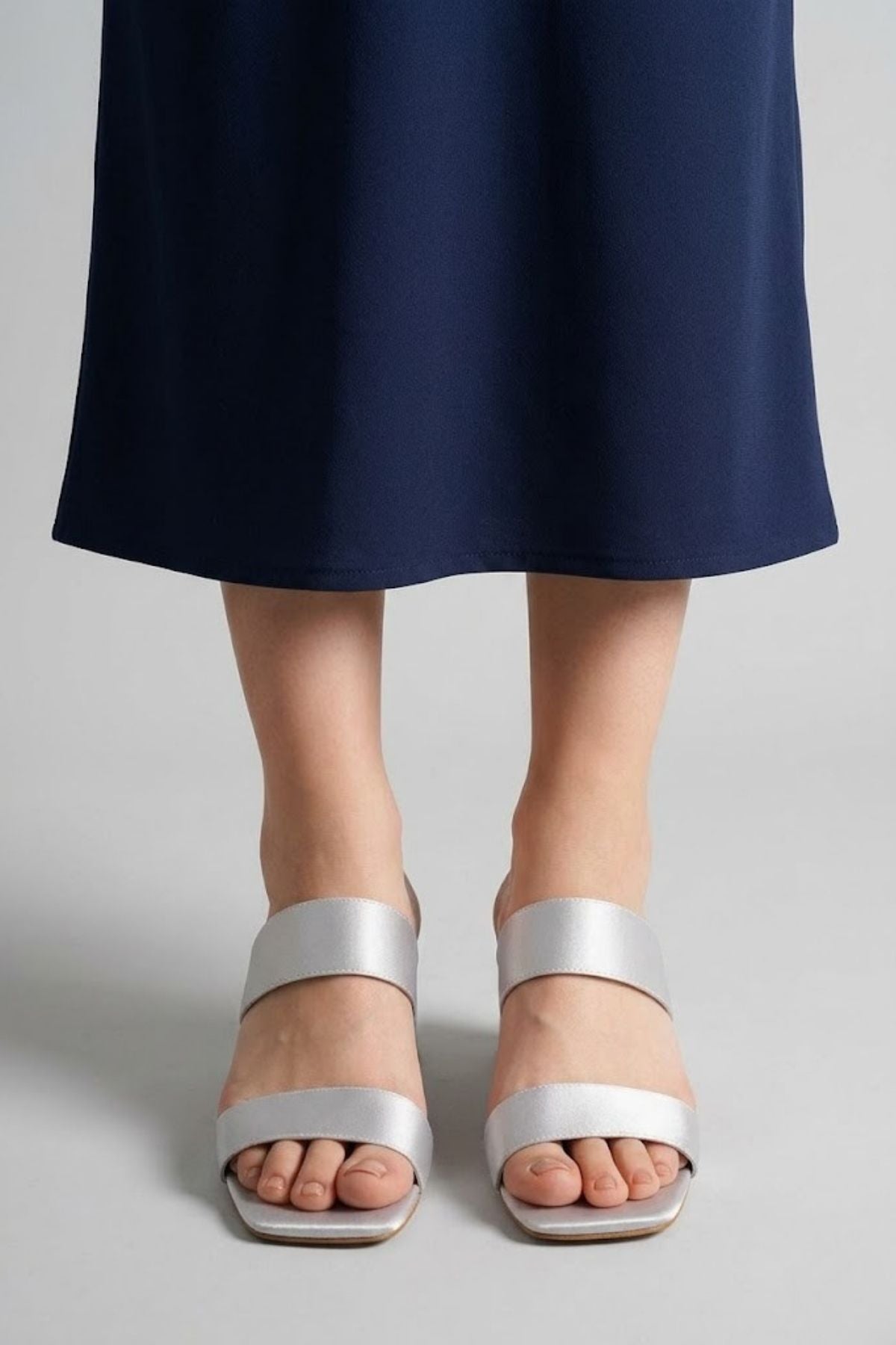 Osper Kadın Gri Çift Bantlı Saten Topuklu Terlik